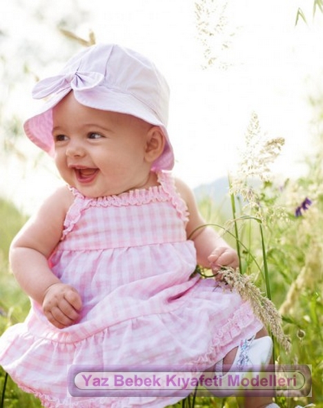 pembe piti kareli ve şapkasıyla bütünleşmiş yazlık kız bebek kıyafeti