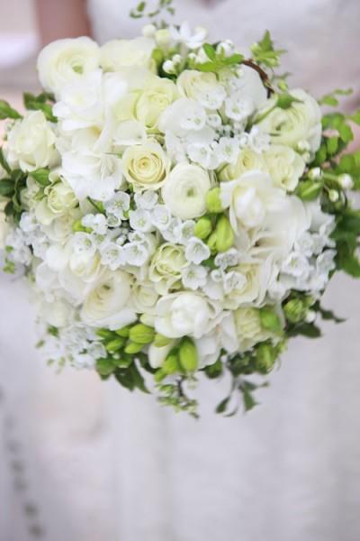 beyaz gül ve çiçeklerle meydana getirilmiş canlı çiçeklerle yapılmış bir demet