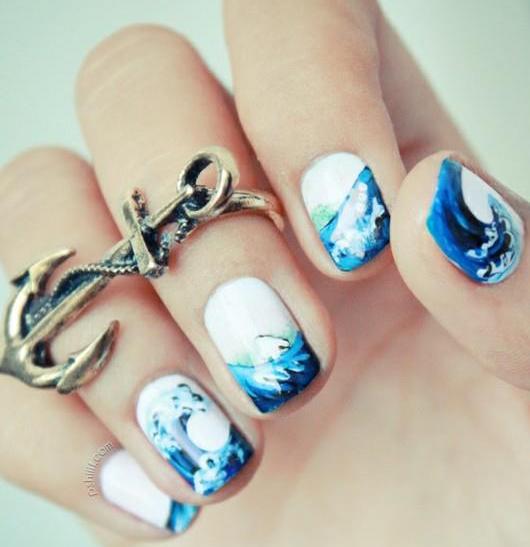 beyaz üzerine mavi tonlamalı denizci desenli tırnaklar