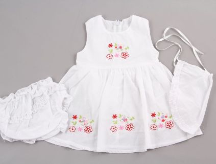yazlık tam takım beyaz üzeri çiçeklerle süslenmiş bebek elbisesi
