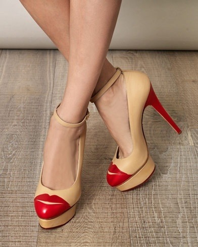 kırmızı burun detaylı pudra renkli ayakkabı modeli