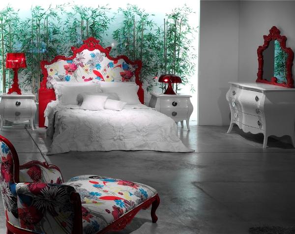 kırmızı ve desenli yatak başlığı ve dekorasyonu