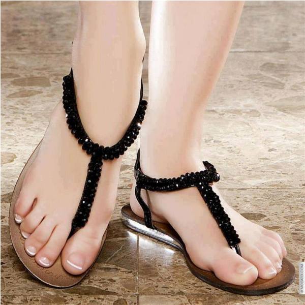 siyah boncuklu parmak arası sandalet modeli